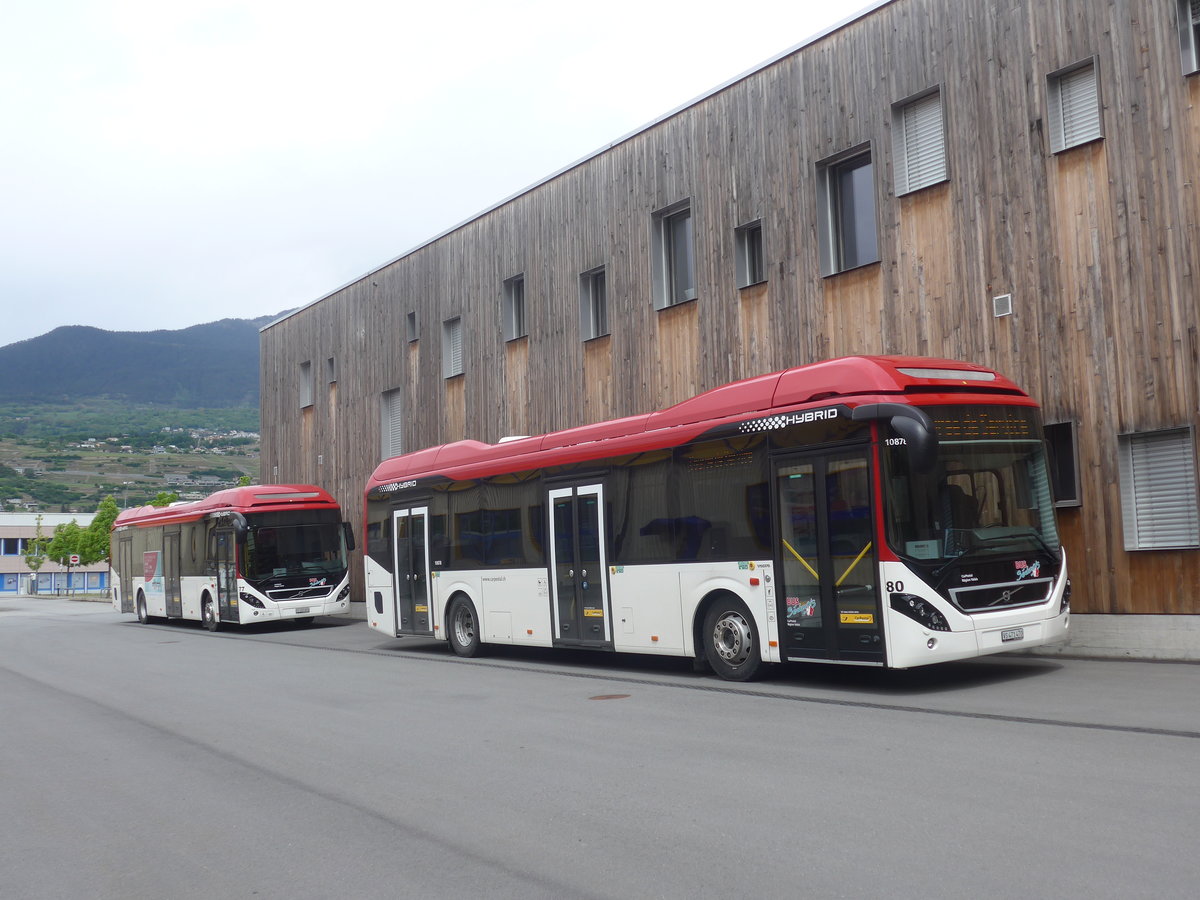 (216'682) - PostAuto Wallis - Nr. 77/VS 459'800 + Nr. 80/VS 471'470 - Volvo am 2. Mai 2020 in Sion, Garage