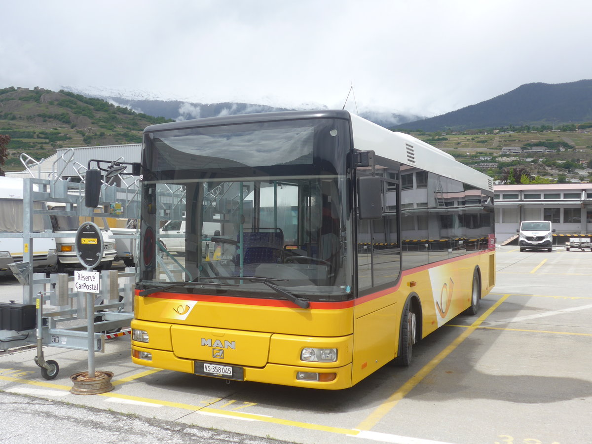 (216'685) - PostAuto Wallis - Nr. 28/VS 358'045 - MAN/G�ppel (ex TSAR, Sierre; ex Epiney, Ayer; ex Dupraz, Soral Nr. 53; ex TourisCar, Gen�ve Nr. 900) am 2. Mai 2020 in Sion, Garage