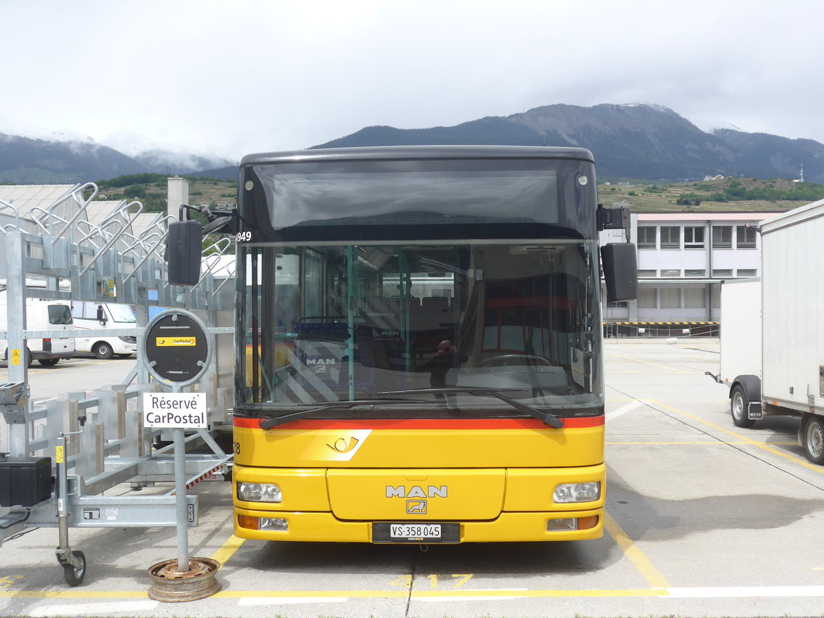 (216'686) - PostAuto Wallis - Nr. 28/VS 358'045 - MAN/G�ppel (ex TSAR, Sierre; ex Epiney, Ayer; ex Durpaz, Soral Nr. 53; ex TourisCar, Gen�ve Nr. 900) am 2. Mai 2020 in Sion, Garage