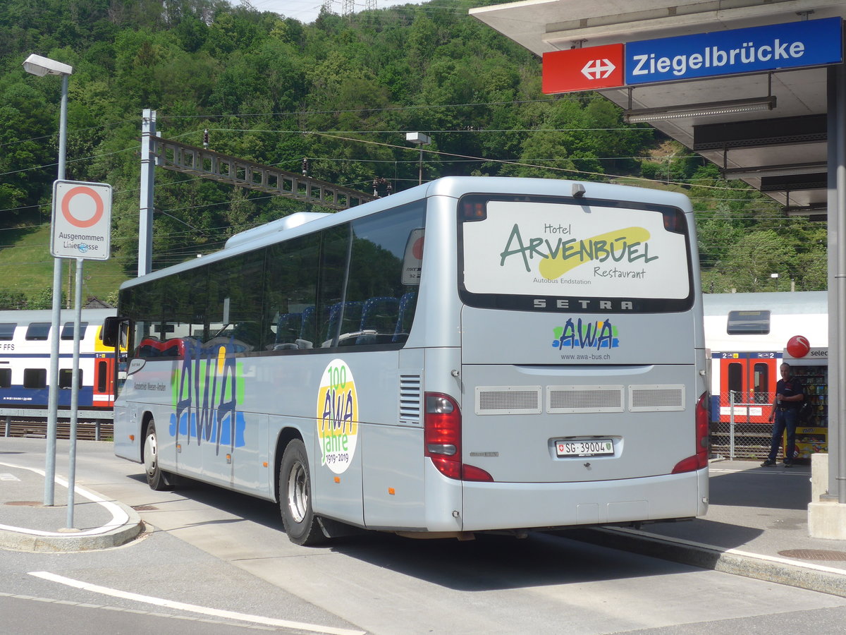 (216'860) - AWA Amden - Nr. 4/SG 39'004 - Setra am 9. Mai 2020 beim Bahnhof Ziegelbr�cke