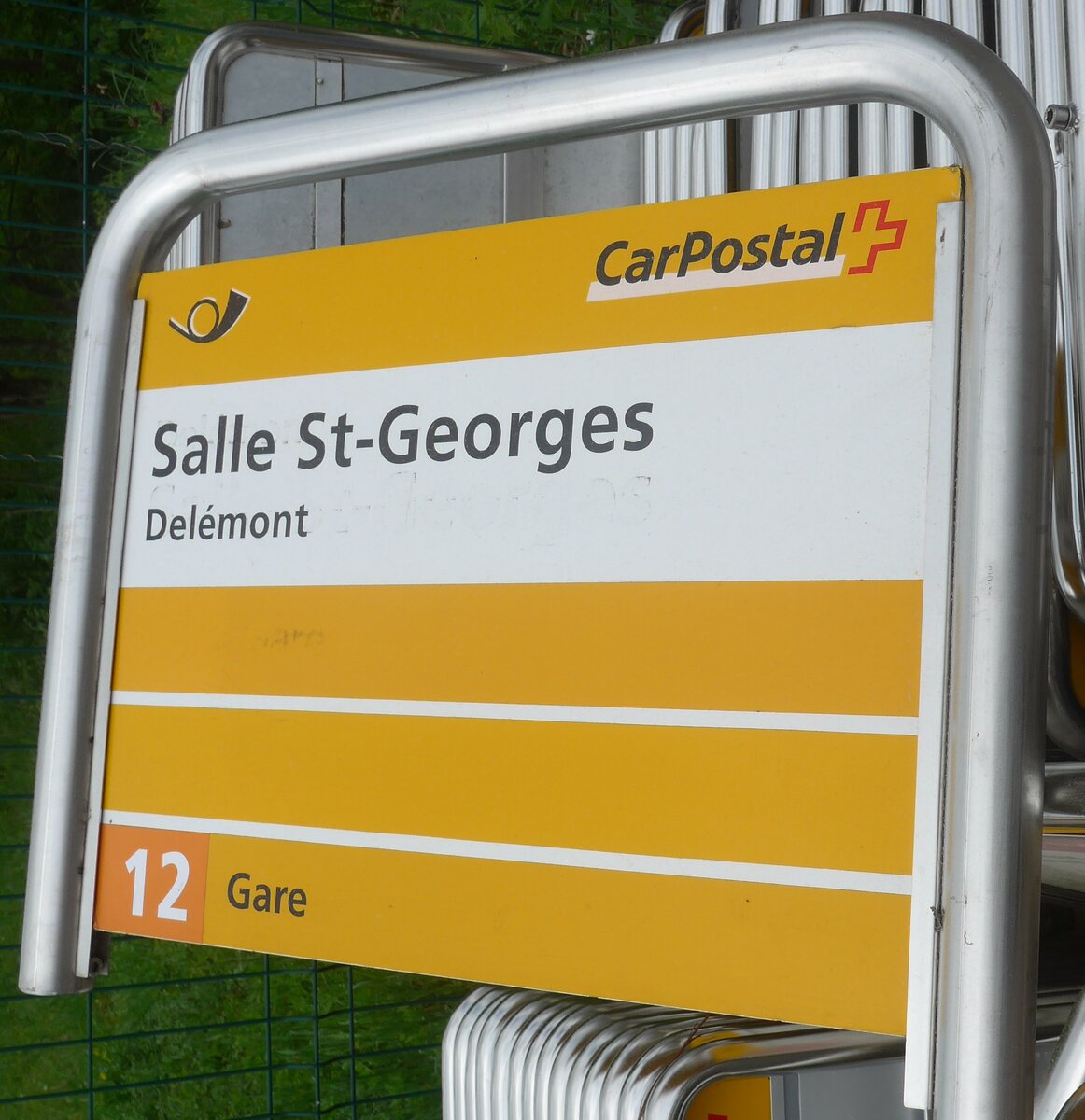 (216'973) - PostAuto-Haltestellenschild - Del�mont, Salle St-Georges - am 10. Mai 2020 in Develier, Garage