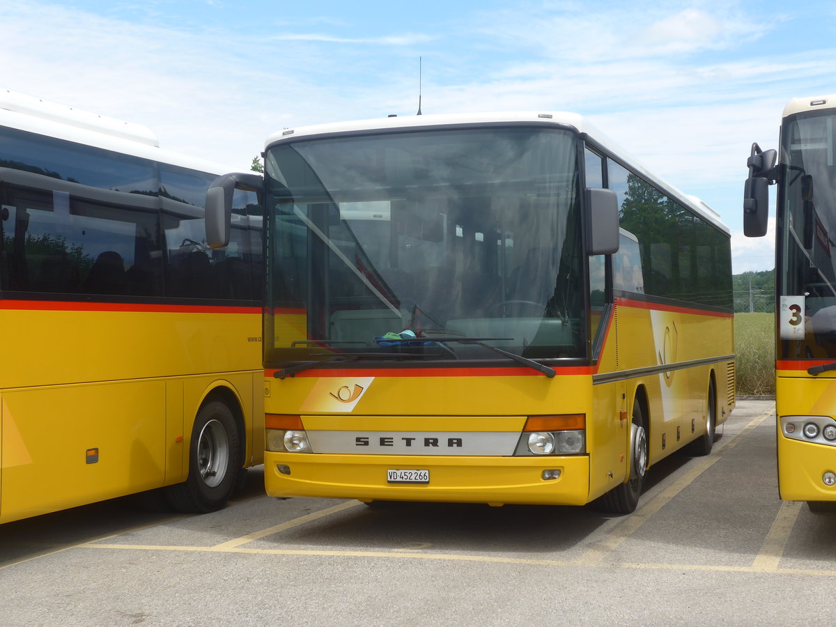 (217'869) - CarPostal Ouest - VD 452'266 - Setra (ex Schnider, Sch�pfheim) am 13. Juni 2020 in Daillens, Planzer