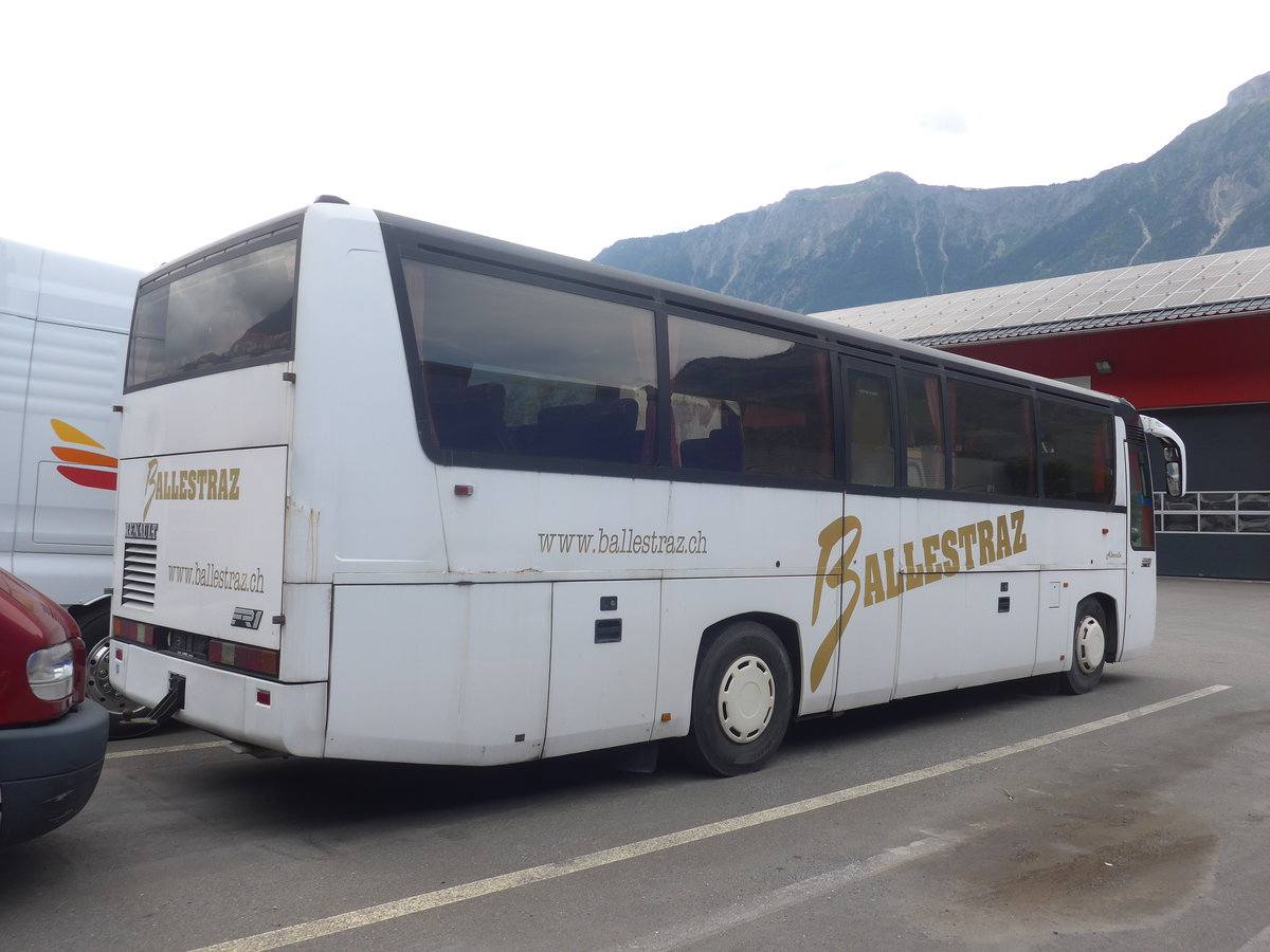 (217'894) - Ballestraz, Gr�ne - Renault am 13. Juni 2020 in Saxon, Garage Visa