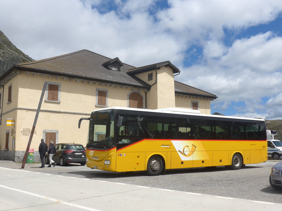 (218'116) - PostAuto Bern - BE 476'689 - Iveco am 21. Juni 2020 in Gotthard, Passh�he