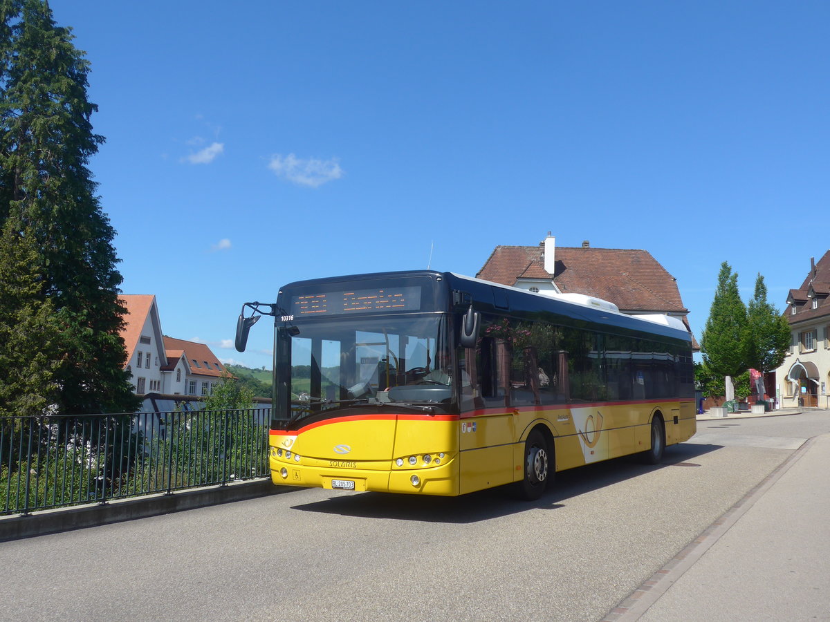 (218'331) - PostAuto Nordschweiz - BL 205'703 - Solaris am 4. Juli 2020 in Gelterkinden, Bahnhofstrasse
