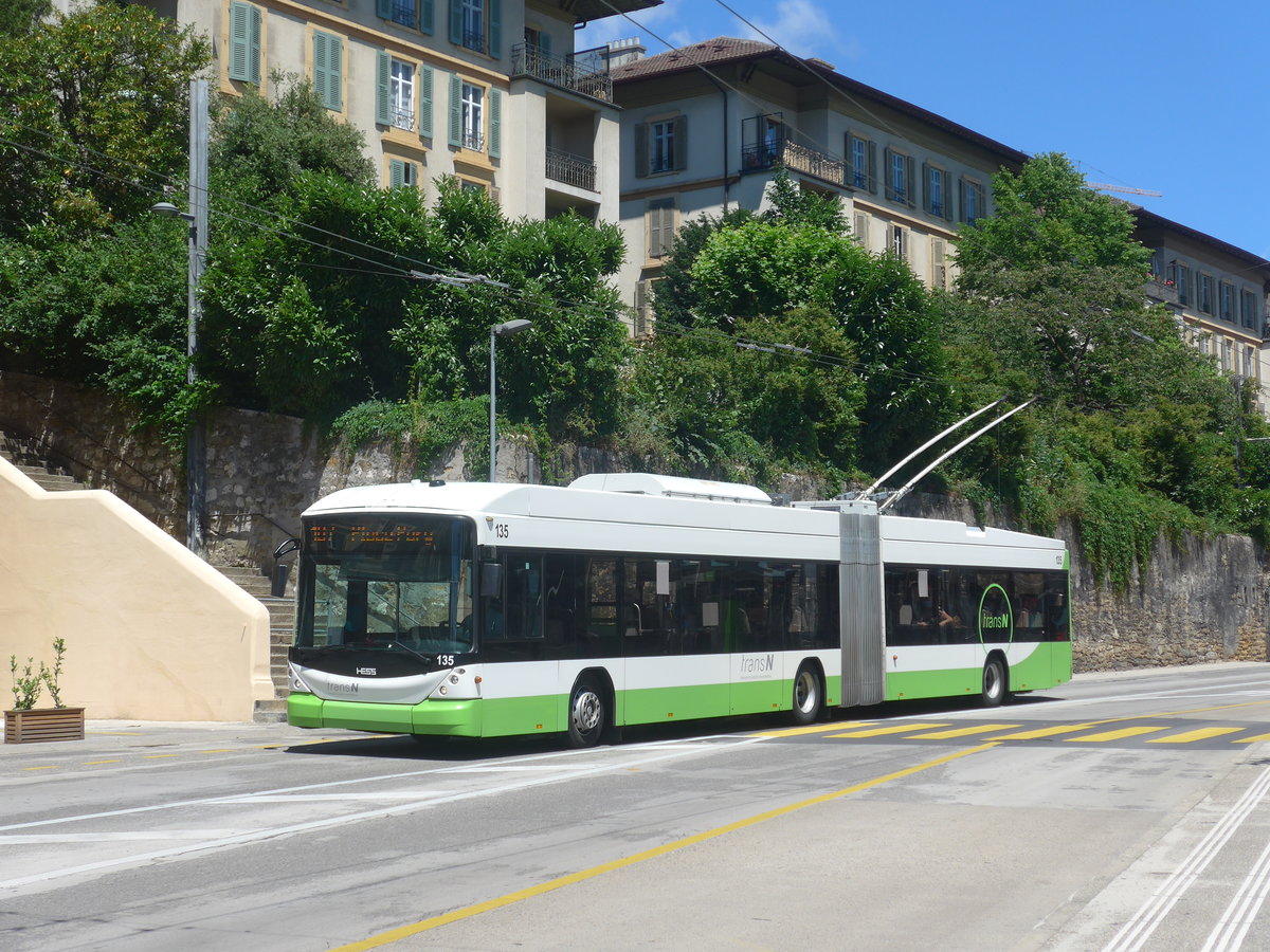 (218'544) - transN, La Chaux-de-Fonds - Nr. 135 - Hess/Hess Gelenktrolleybus (ex TN Neuch�tel Nr. 135) am 6. Juli 2020 beim Bahnhof Neuch�tel