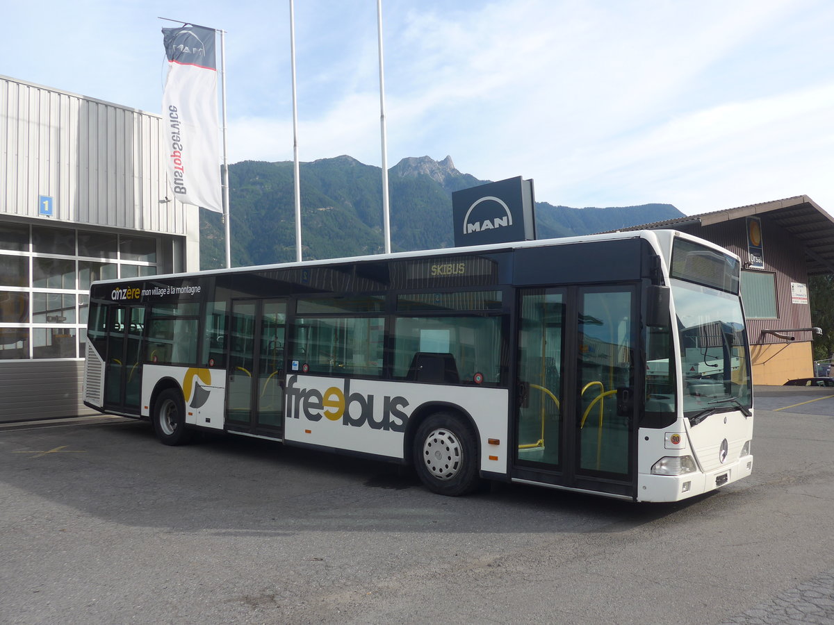 (219'080) - Buchard, Leytron -Nr. 90 - Mercedes (ex Ryffel, Uster Nr. 69; ex Welti-Furrer, Z�rich Nr. 53; ex Fr�hlich, Z�rich Nr. 608) am 25. Juli 2020 in Leytron, Garage