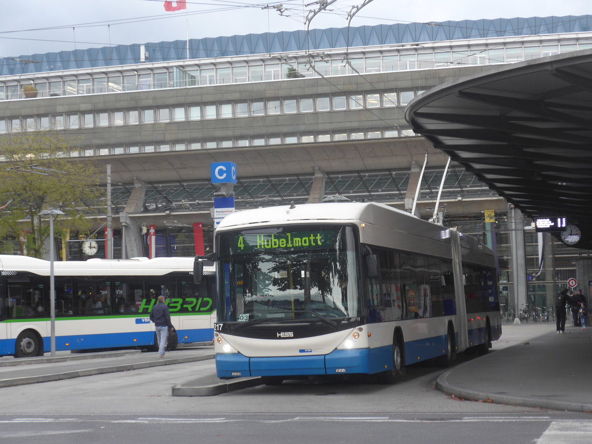 (221'380) - VBL Luzern - Nr. 217 - Hess/Hess Gelenktrolleybus am 25. September 2020 beim Bahnhof Luzern