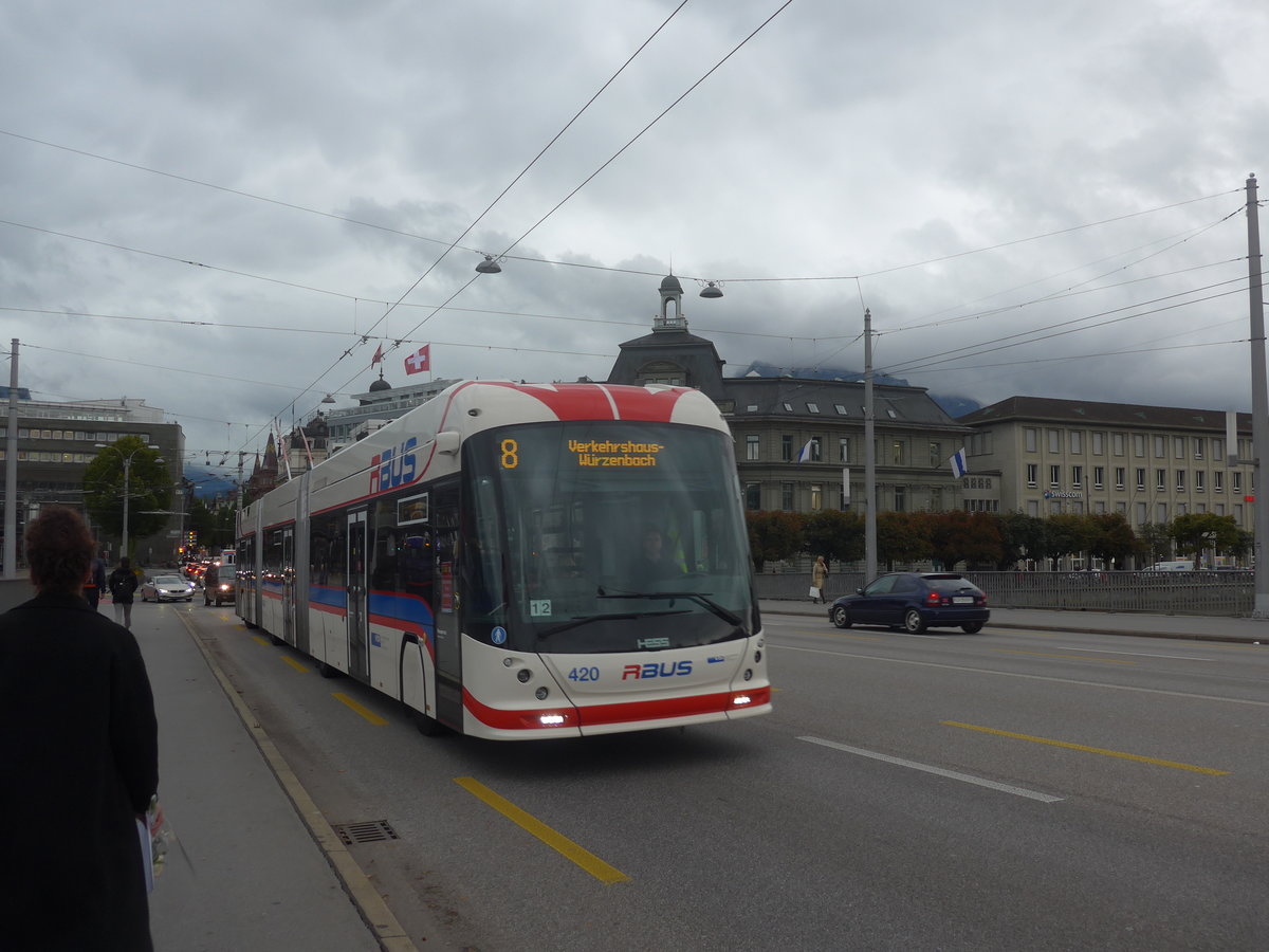 (221'402) - VBL Luzern - Nr. 420 - Hess/Hess Doppelgelenktrolleybus am 25. September 2020 in Luzern, Bahnhofbr�cke