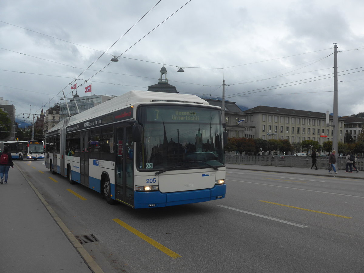 (221'405) - VBL Luzern - Nr. 205 - Hess/Hess Gelenktrolleybus am 25. September 2020 in Luzern, Bahnhofbr�cke