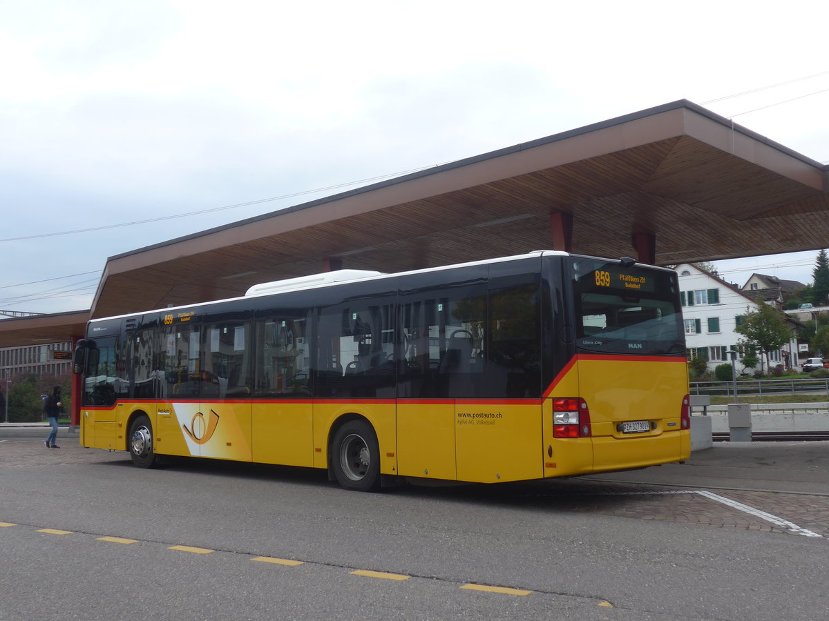 (221'902) - Ryffel, Volketswil - Nr. 381/ZH 327'901 - MAN am 12. Oktober 2020 beim Bahnhof Wetzikon