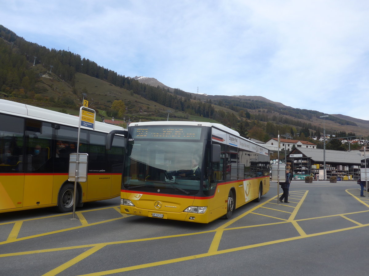 (222'156) - PostAuto Graub�nden - GR 159'233 - Mercedes am 20. Oktober 2020 beim Bahnhof Scuol-Tarasp