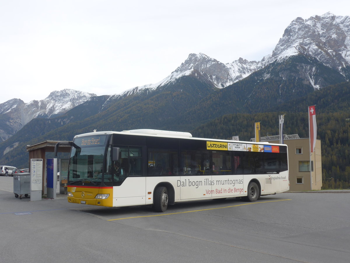 (222'160) - PostAuto Graub�nden - GR 165'111 - Mercedes am 20. Oktober 2020 beim Bahnhof Scuol-Tarasp