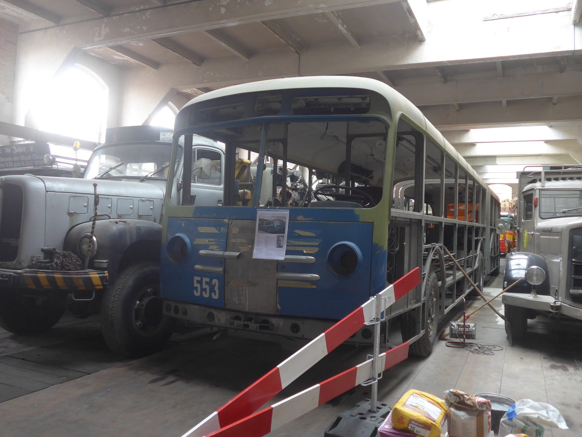 (222'276) - VBZ Z�rich (OCS) - Nr. 553 - Saurer/Saurer (ex Nr. 201) am 21. Oktober 2020 in Arbon, Saurermuseum Depot (1. Gelenkautobus der Schweiz!)