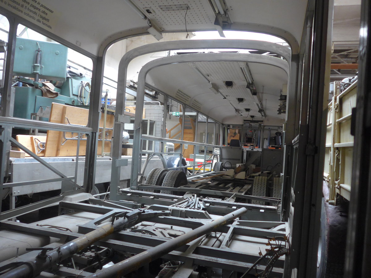 (222'296) - VBZ Z�rich (OCS) - Nr. 553 - Saurer/Saurer (ex Nr. 201) am 21. Oktober 2020 in Arbon, Saurermuseum Depot (Innenaufnahme; 1. Gelenkautobus der Schweiz!)