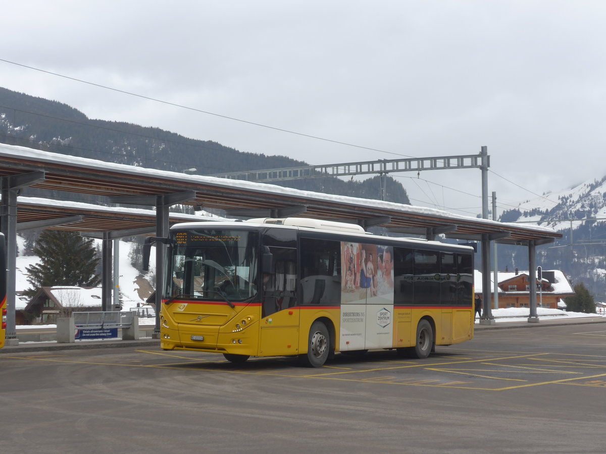 (223'440) - K�bli, Gstaad - BE 403'014 - Volvo am 7. Februar 2021 beim Bahnhof Gstaad
