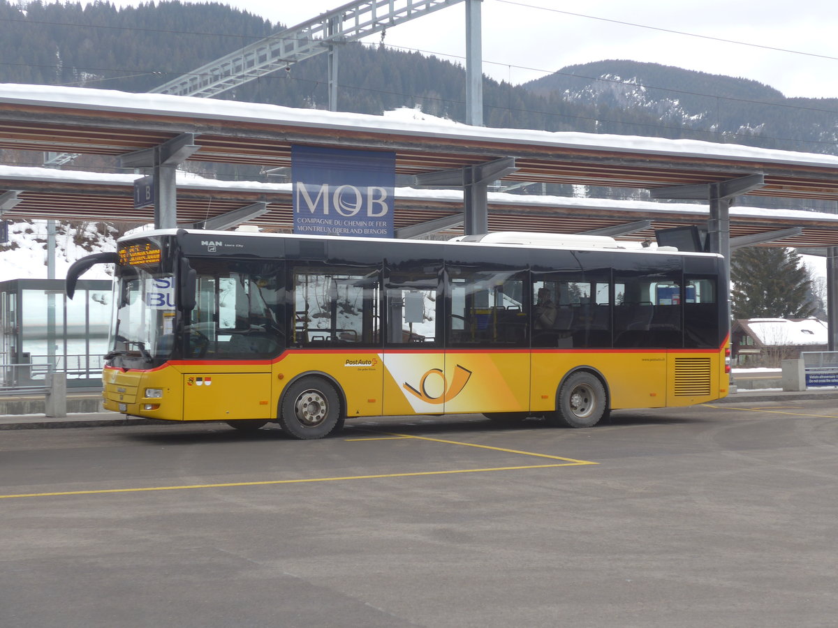 (223'442) - PostAuto Bern - BE 422'461 - MAN/G�ppel (ex AVG Meiringen Nr. 61) am 7. Februar 2021 beim Bahnhof Gstaad