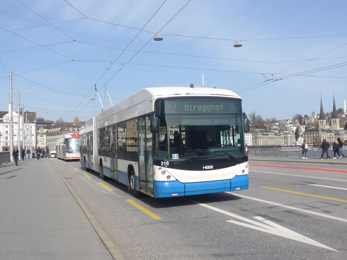 (223'806) - VBL Luzern - Nr. 216 - Hess/Hess Gelenktrolleybus am 26. Februar 2021 in Luzern, Bahnhofbr�cke