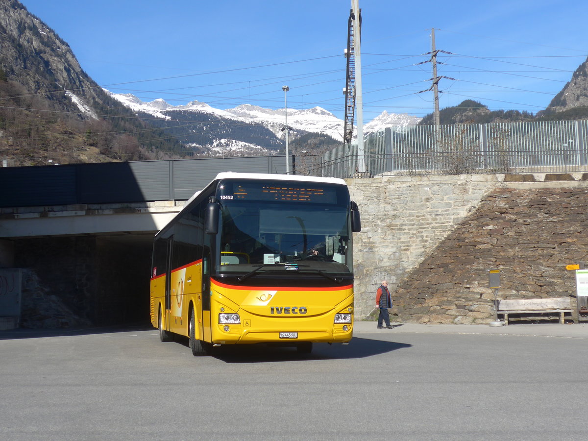 (223'908) - PostAuto Wallis - VS 445'901 - Iveco am 2. M�rz 2021 beim Bahnhof Brig