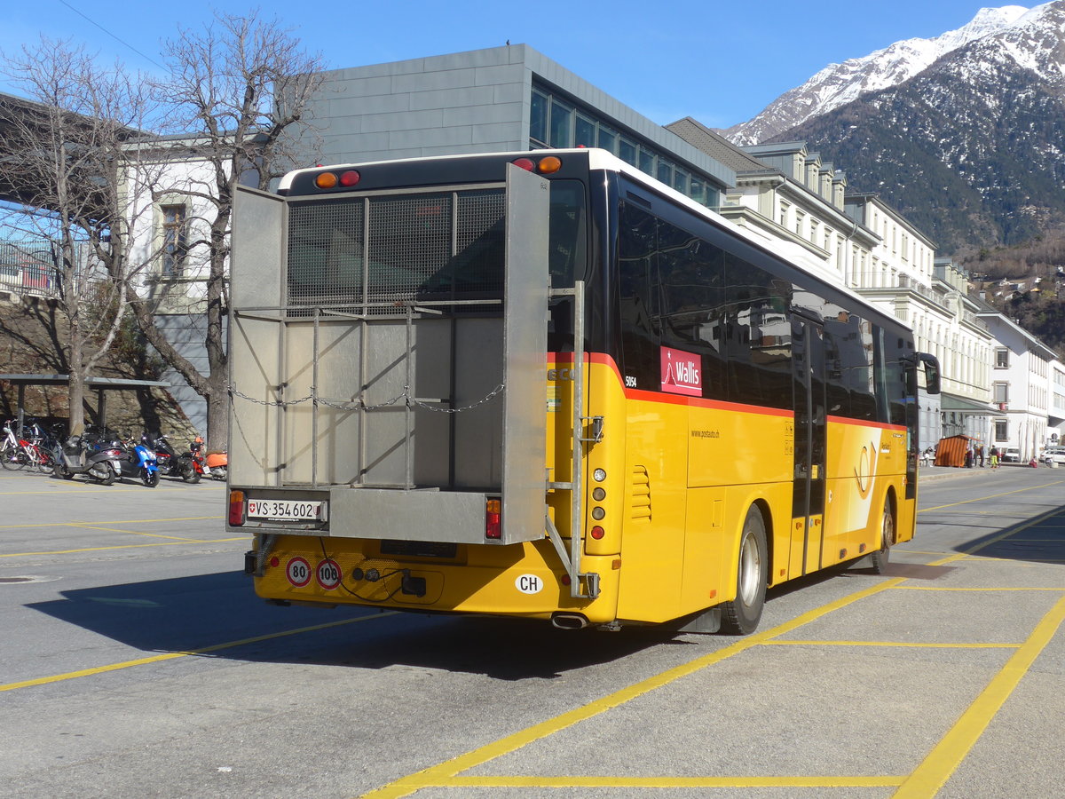 (223'927) - PostAuto Wallis - VS 354'602 - Irisbus am 2. M�rz 2021 beim Bahnhof Brig