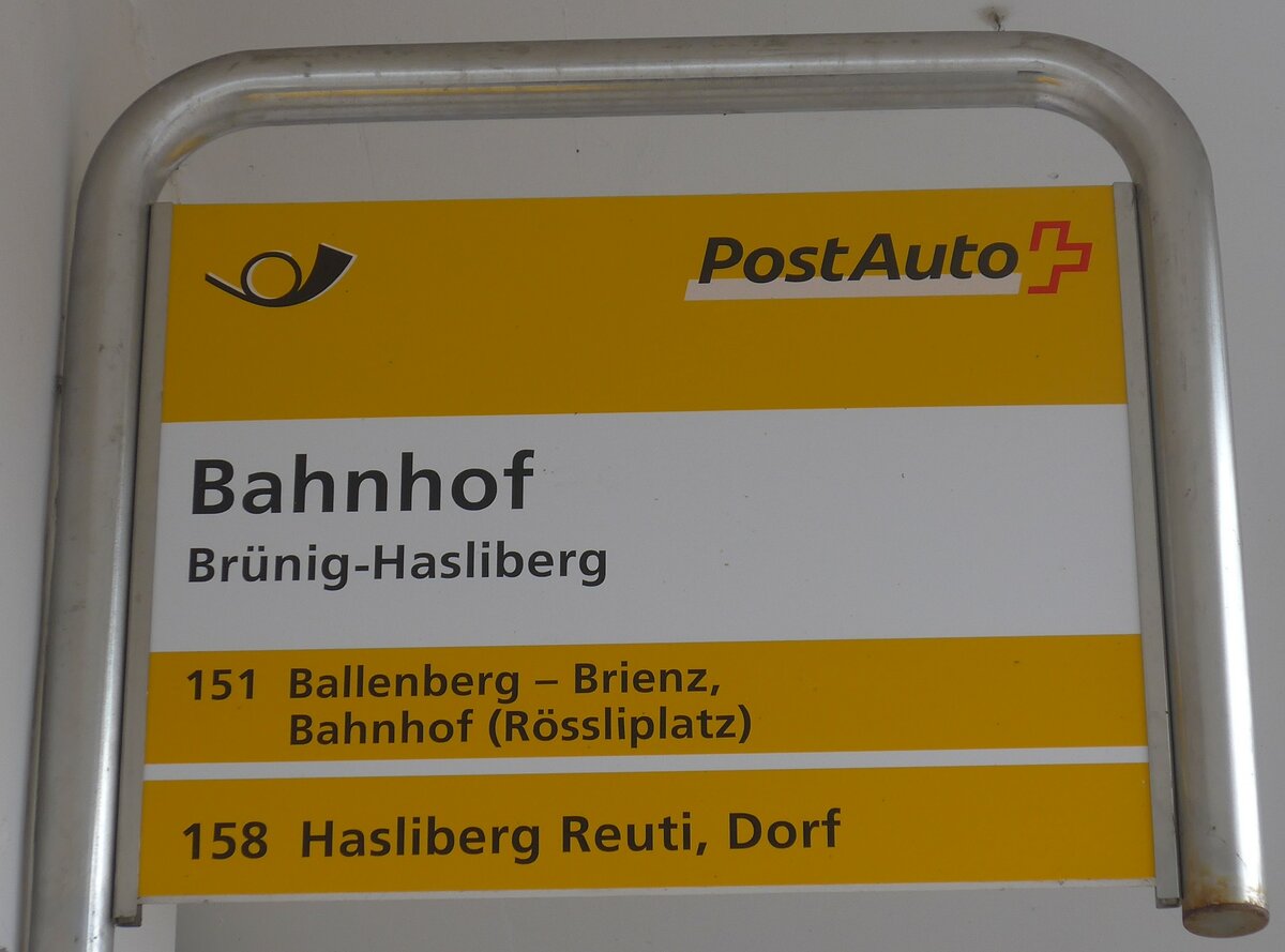 (224'100) - PostAuto-Haltestellenschild - Br�nig-Hasliberg, Bahnhof - am 13. M�rz 2021
