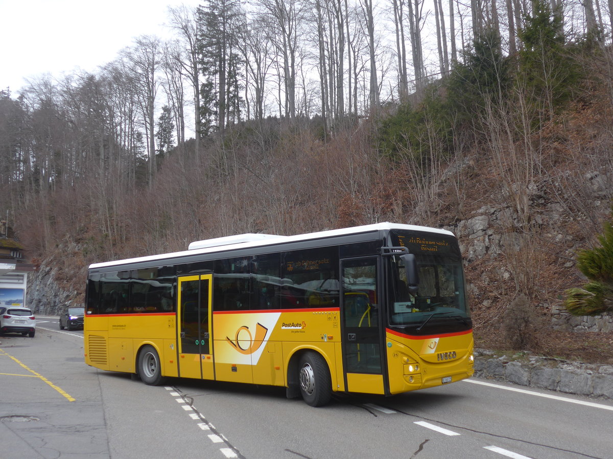 (224'119) - Fl�ck, Brienz - Nr. 25/BE 868'725 - Iveco am 13. M�rz 2021 auf dem Br�nigpass