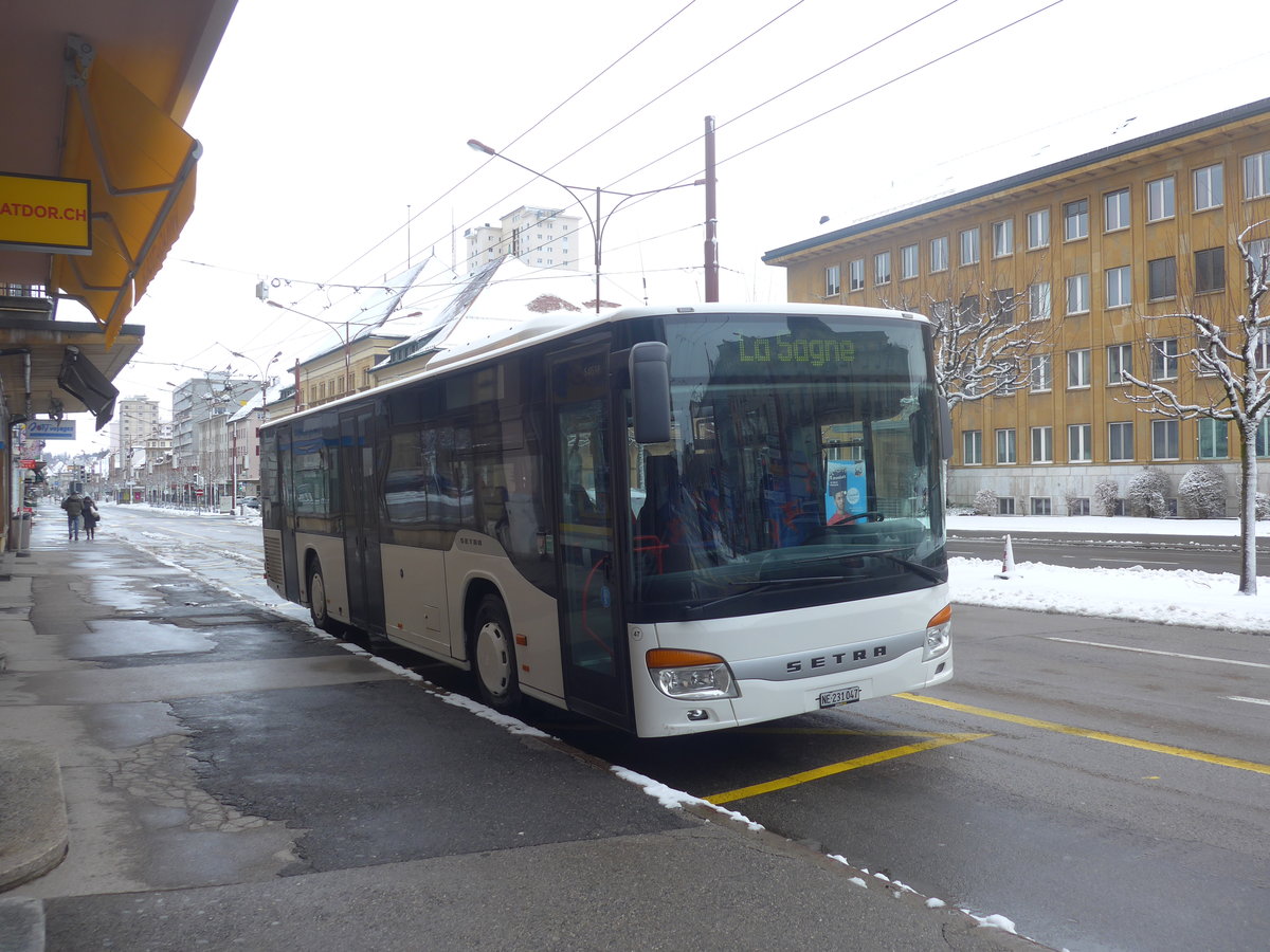 (224'165) - Interbus, Yverdon - Nr. 47/NE 231'047 - Setra (ex Nr. 6; ex SBC Chur Nr. 106) am 14. M�rz 2021 beim Bahnhof La Chaux-de-Fonds (Einsatz CarPostal)