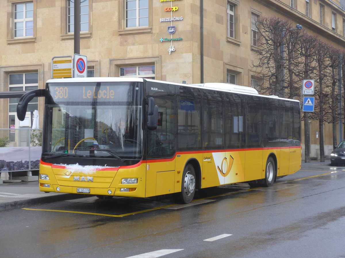 (224'181) - CarPostal Ouest - NE 165'378 - MAN (ex TMR Martigny) am 14. M�rz 2021 beim Bahnhof Neuch�tel