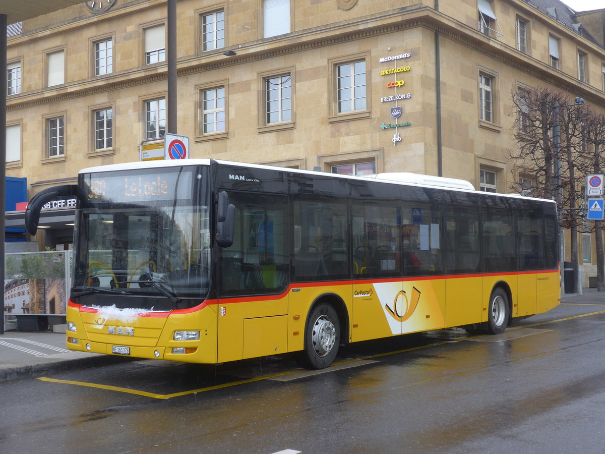 (224'182) - CarPostal Ouest - NE 165'378 - MAN (ex TMR Martigny) am 14. M�rz 2021 beim Bahnhof Neuch�tel
