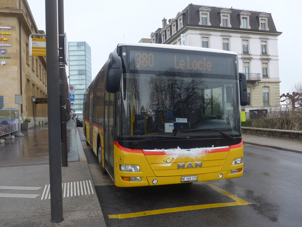 (224'183) - CarPostal Ouest - NE 165'378 - MAN (ex TMR Martigny) am 14. M�rz 2021 beim Bahnhof Neuch�tel