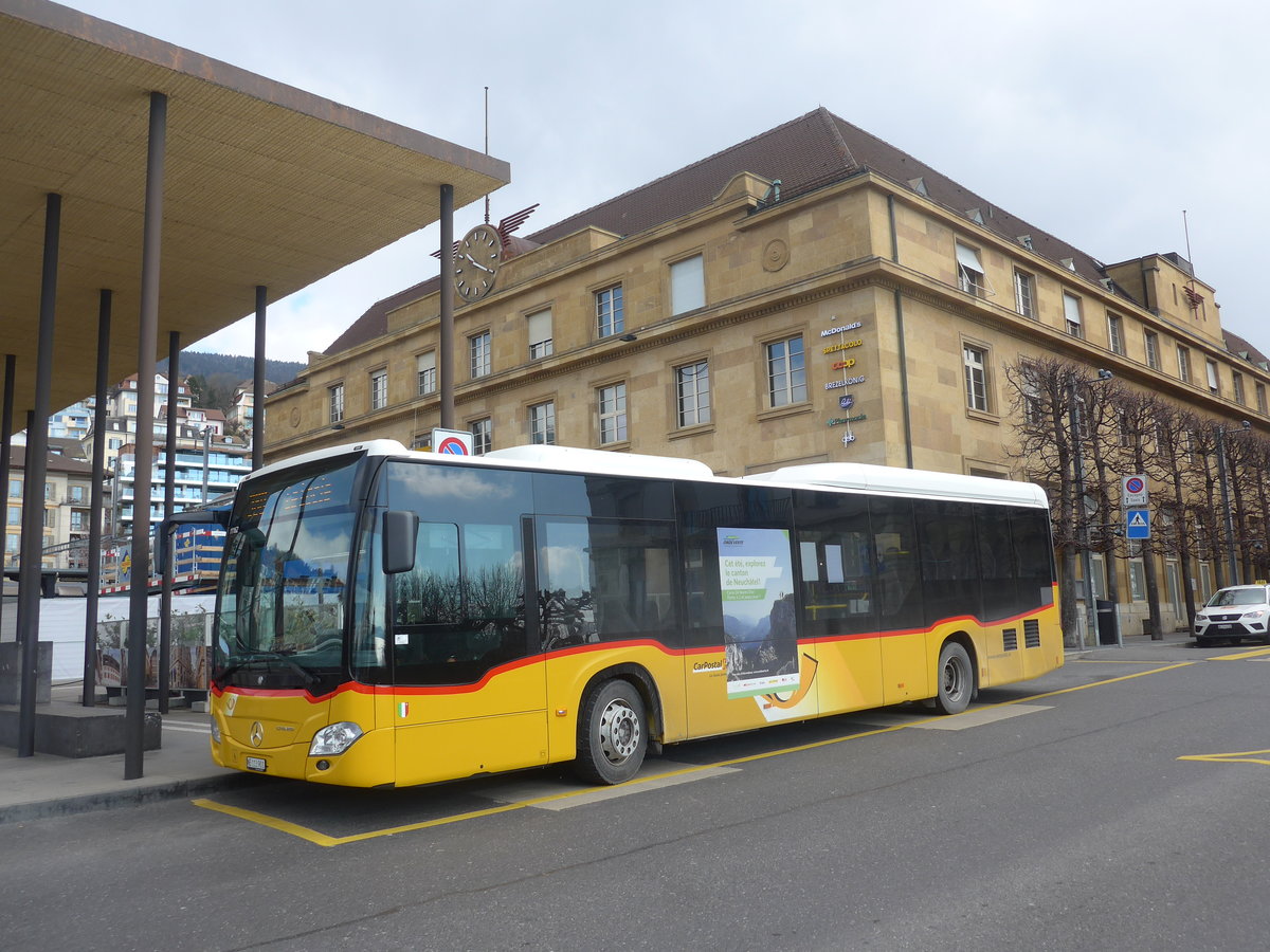 (224'254) - CarPostal Ouest - NE 113'901 - Mercedes am 20. M�rz 2021 beim Bahnhof Neuch�tel