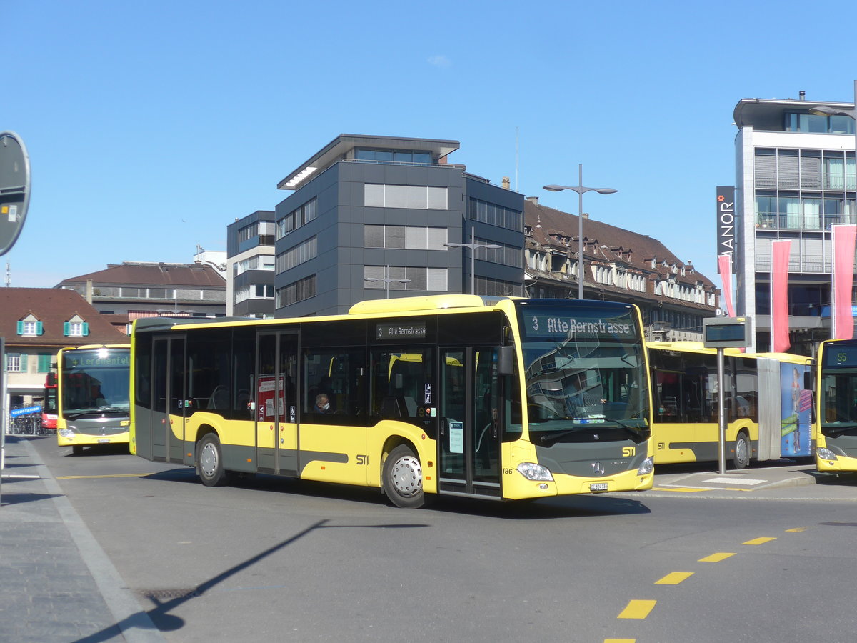(224'334) - STI Thun - Nr. 186/BE 804'186 - Mercedes am 21. M�rz 2021 beim Bahnhof Thun