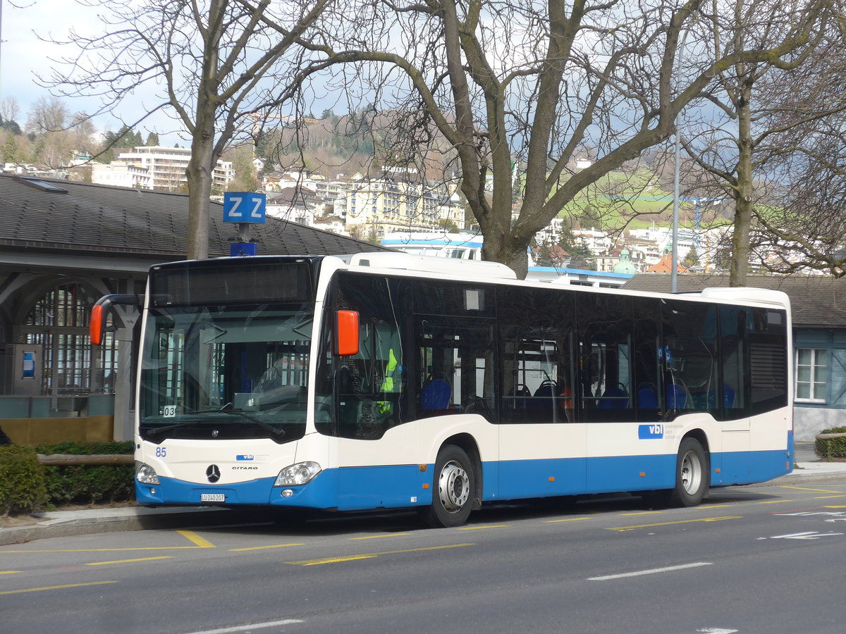 (224'448) - VBL Luzern - Nr. 85/LU 240'207 - Mercedes am 27. M�rz 2021 beim Bahnhof Luzern