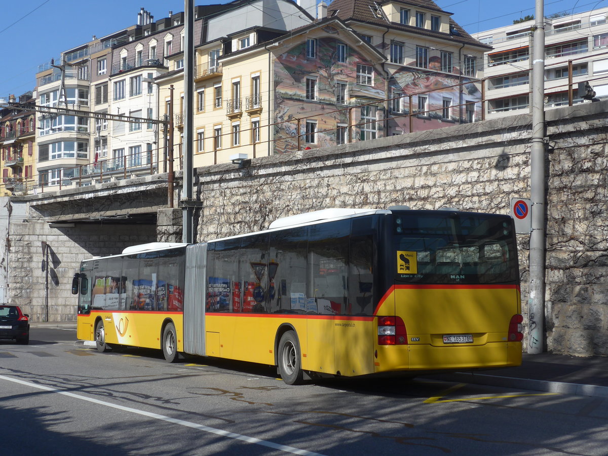 (224'555) - CarPostal Ouest - NE 165'376 - MAN (ex VD 495'042 - MAN am 29. M�rz 2021 beim Bahnhof Neuch�tel