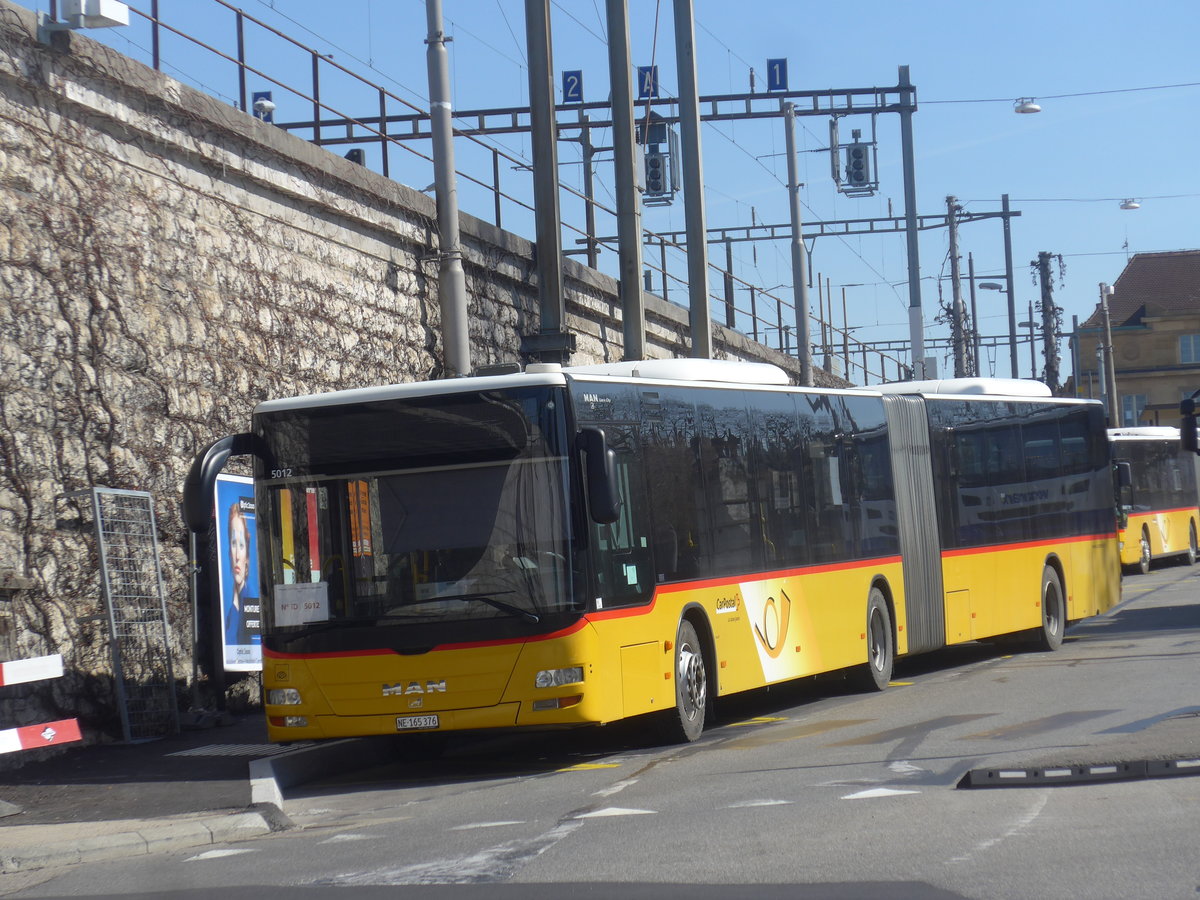 (224'557) - CarPostal Ouest - NE 165'376 - MAN (ex VD 495'042) am 29. M�rz 2021 beim Bahnhof Neuch�tel
