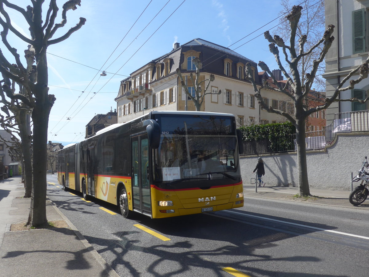 (224'588) - CarPostal Ouest - NE 165'376 - MAN (ex VD 495'042) am 29. M�rz 2021 in Neuch�tel, Avenue de la Gare
