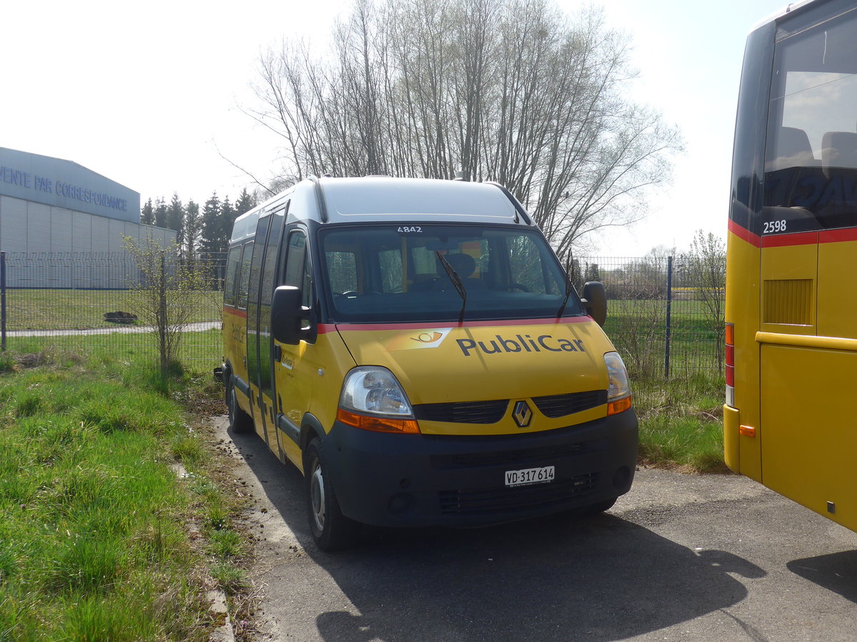 (224'764) - CarPostal Ouest - VD 317'614 - Renault (ex Favre, Avenches; ex CarPostal Ouest VD 3757; ex TPB, S�deilles) am 2. April 2021 in Avenches, Garage