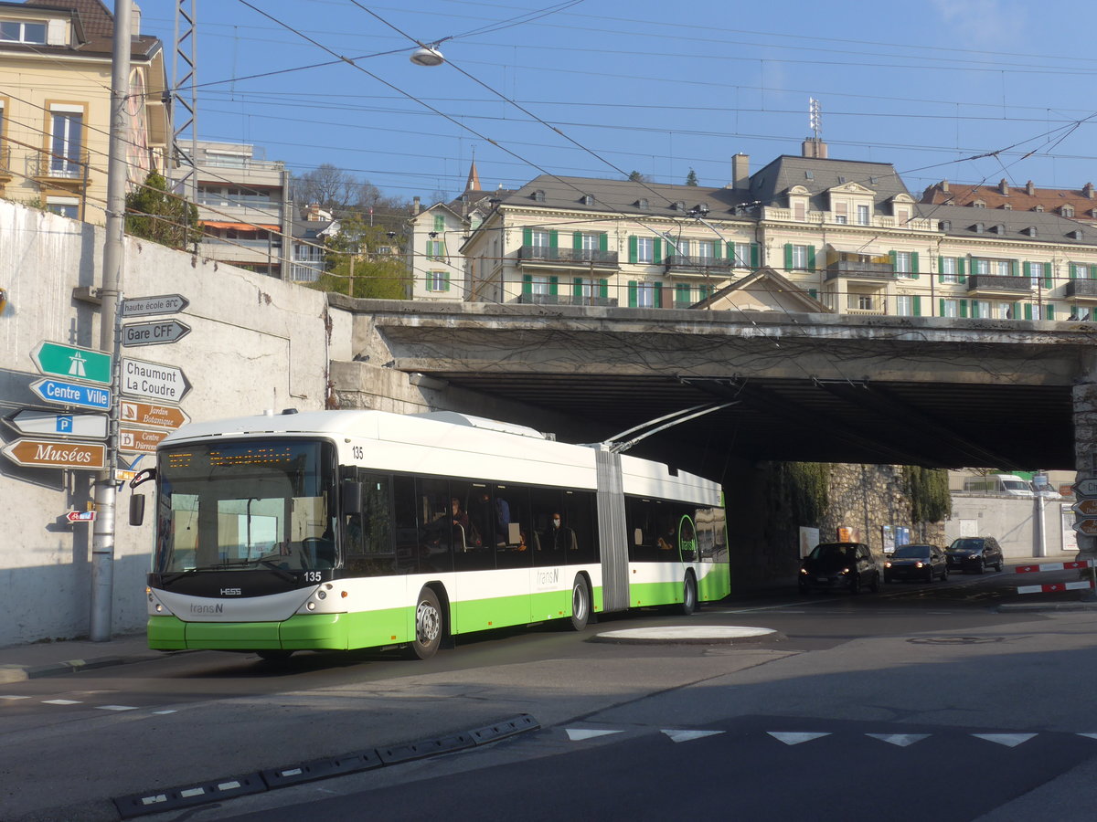 (225'004) - transN, La Chaux-de-Fonds - Nr. 135 - Hess/Hess Gelenktrolleybus (ex TN Neuch�tel Nr. 135) am 17. April 2021 beim Bahnhof Neuch�tel