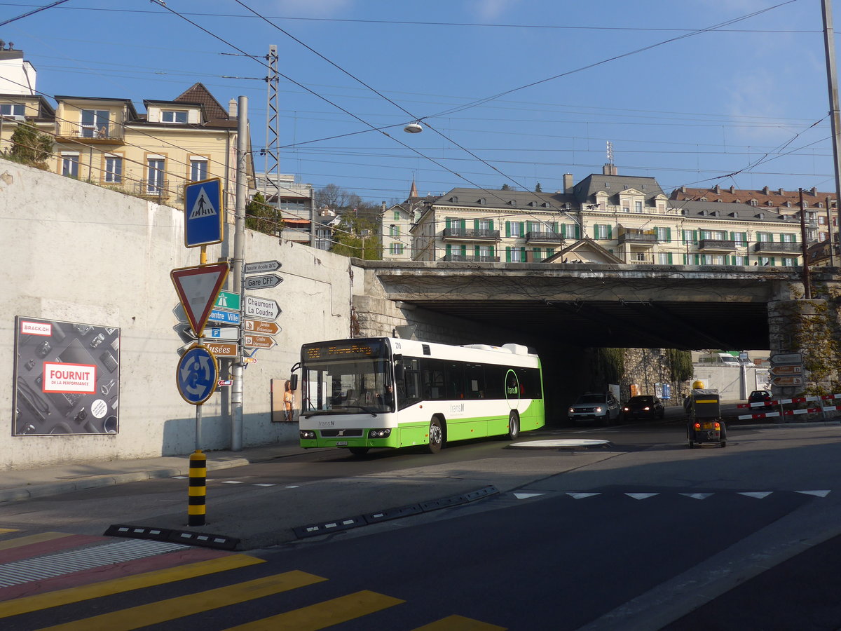 (225'006) - transN, La Chaux-de-Fonds - Nr. 219/NE 93'219 - Volvo (ex TN Neuch�tel Nr. 219) am 17. April 2021 beim Bahnhof Neuch�tel