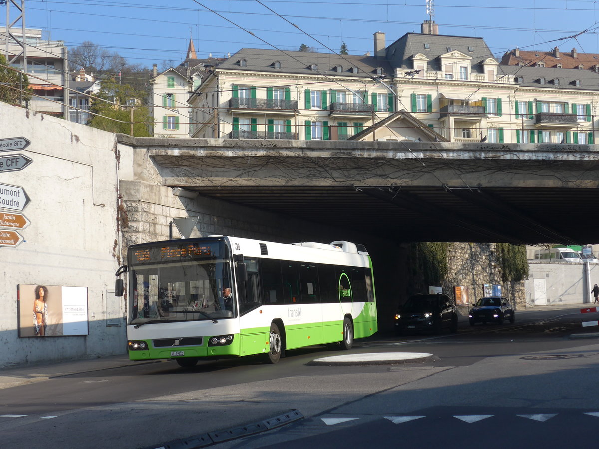(225'008) - transN, La Chaux-de-Fonds - Nr. 220/NE 99'220 - Volvo (ex TN Neuch�tel Nr. 220) am 17. April 2021 beim Bahnhof Neuch�tel
