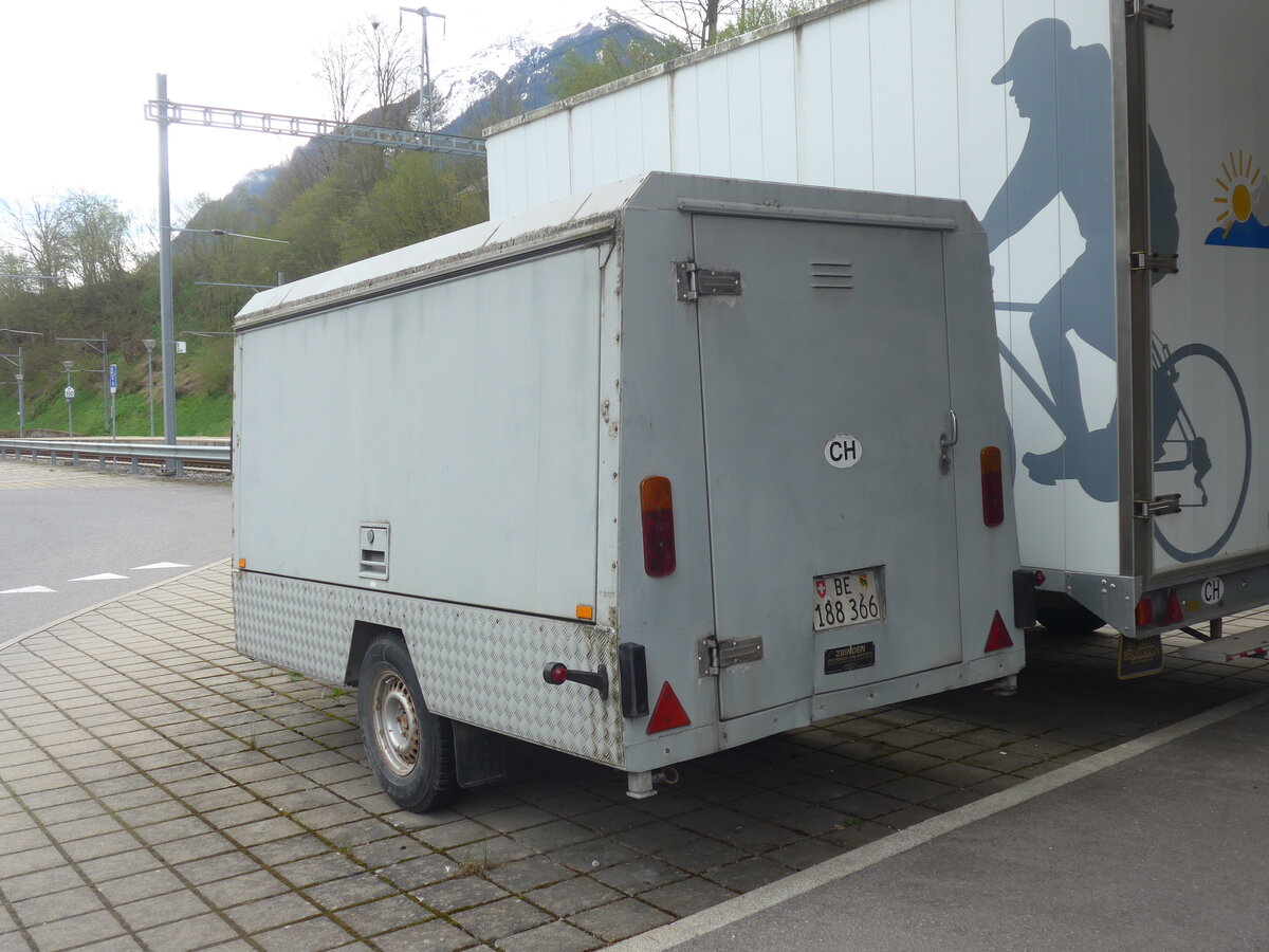 (225'340) - Spring, Schwenden - BE 188'366 - Zbinden Gep�ckanh�nger am 30. April 2021 beim Bahnhof Oey-Diemtigen