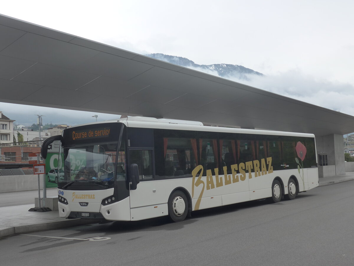 (225'400) - Ballestraz, Gr�ne - VS 332'330 - VDL am 1. Mai 2021 in Sierre, Busbahnhof