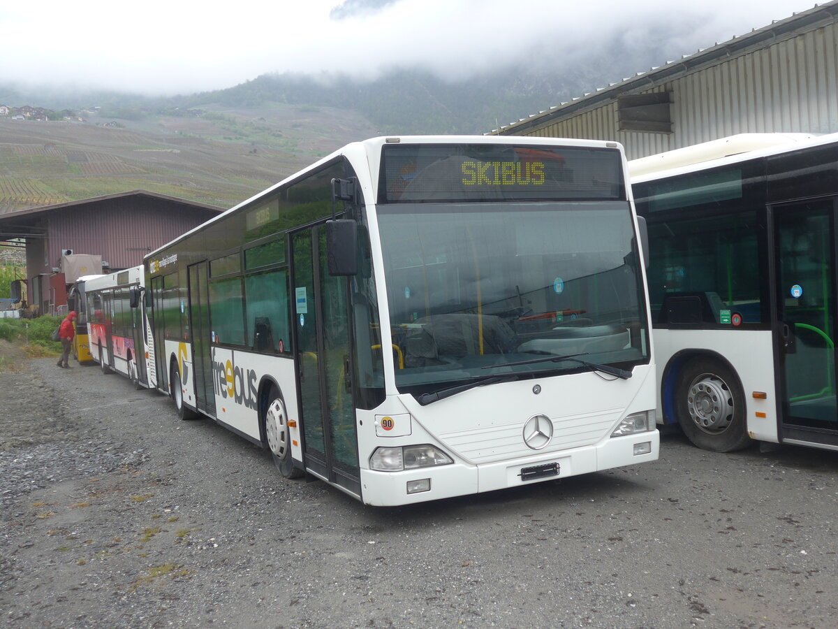 (225'471) - Buchard, Leytron - Nr. 90 - Mercedes (ex Ryffel, Uster Nr. 69; ex Welti-Furrer, Z�rich Nr. 53; ex Fr�hlich, Z�rich Nr. 608) am 1. Mai 2021 in Leytron, Garage