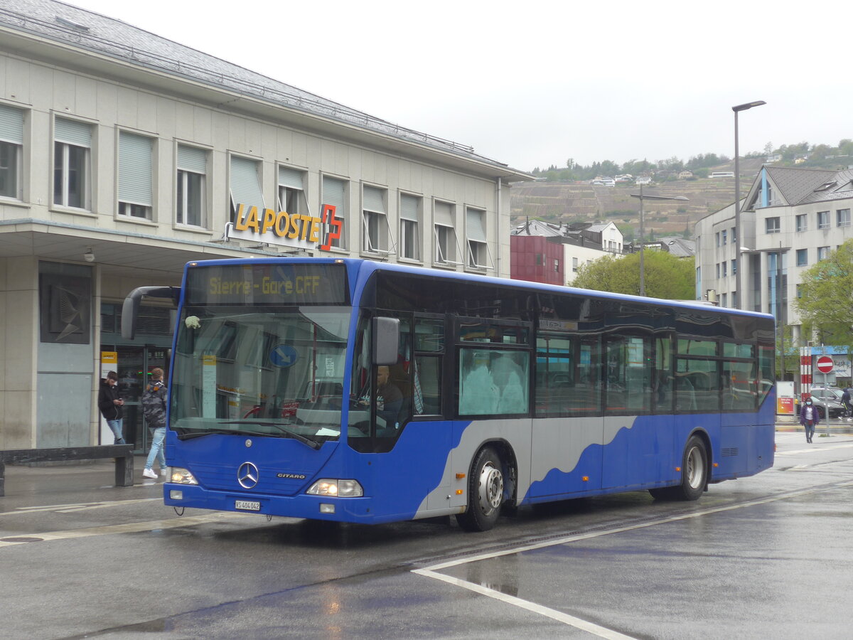 (225'504) - Lathion, Sion - Nr. 25/VS 404'042 - Mercedes (ex VZO Gr�ningen Nr. 14) am 1. Mai 2021 beim Bahnhof Sion