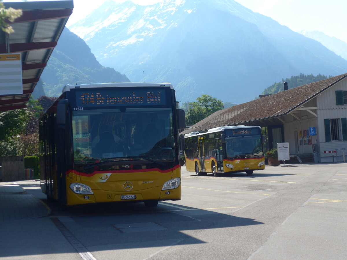 (225'819) - Fl�ck, Brienz - Nr. 23/BE 868'723 + Nr. 21/BE 868'721 - Mercedes am 11. Juni 2021 in Meiringen, Postautostation