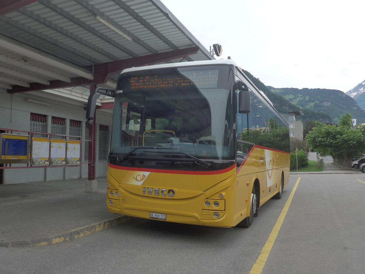 (226'119) - Fl�ck, Brienz - Nr. 25/BE 868'725 - Iveco am 3. Juli 2021 in Meiringen, Postautostation