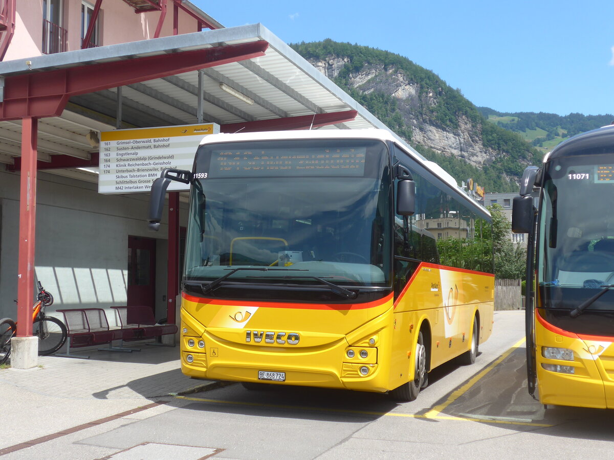 (226'279) - Fl�ck, Brienz - Nr. 24/BE 868'724 - Iveco am 10. Juli 2021 in Meiringen, Postautostation