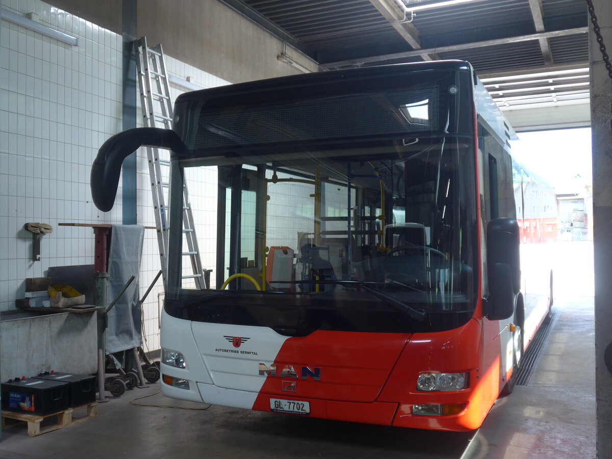 (226'472) - AS Engi - Nr. 2/GL 7702 - MAN (ex WilMobil, Wil Nr. 255; ex Vorf�hrfahrzeug) am 12. Juli 2021 in Engi, Garage