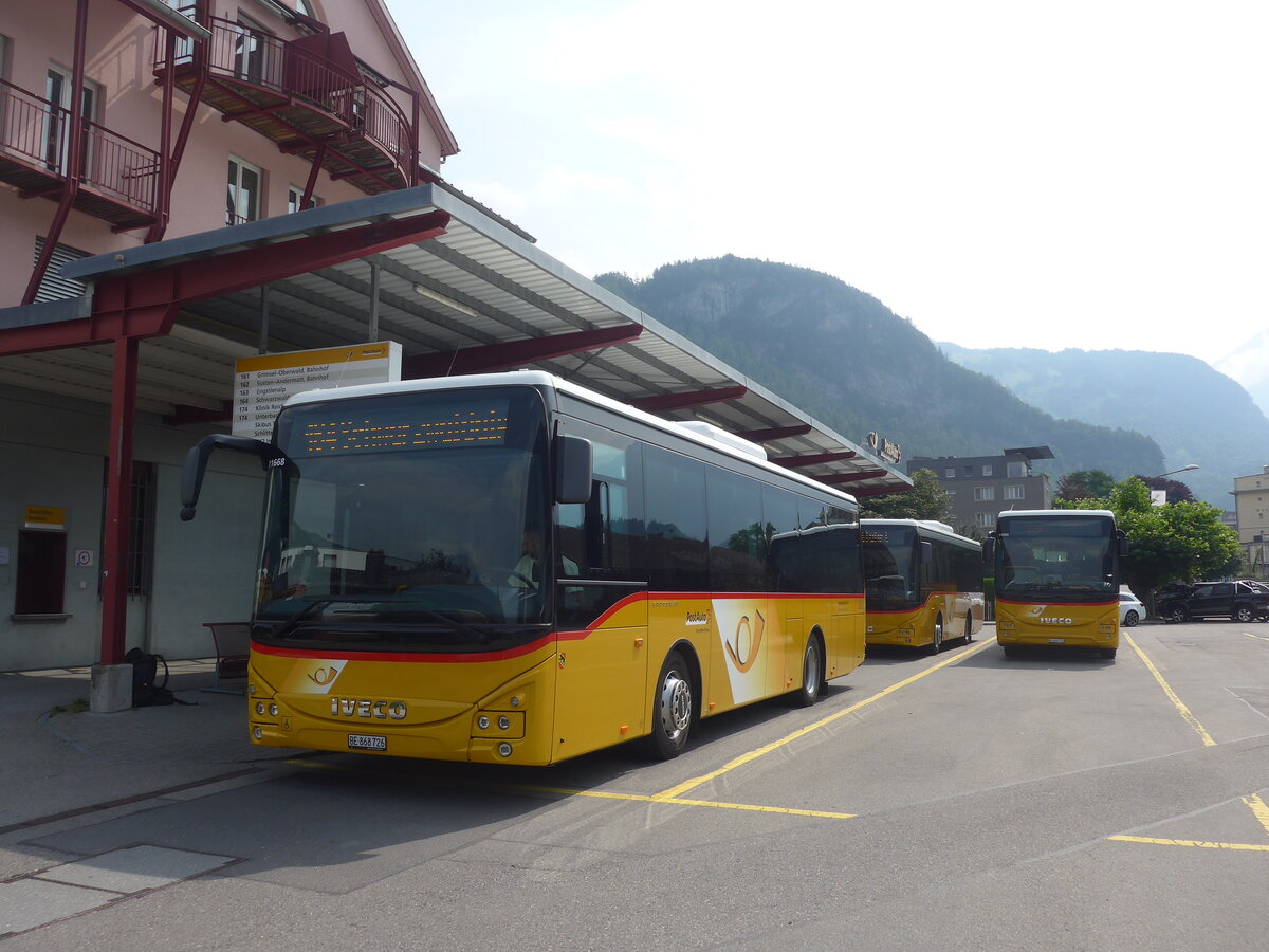 (226'707) - Fl�ck, Brienz - Nr. 26/BE 868'726 - Iveco am 24. Juli 2021 in Meiringen, Postautostation