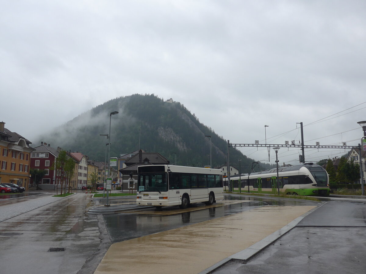 (226'838) - Taxicab, Neuch�tel - NE 114'020 - Irisbus am 1. August 2021 beim Bahnhof Fleurier (Einsatz transN)